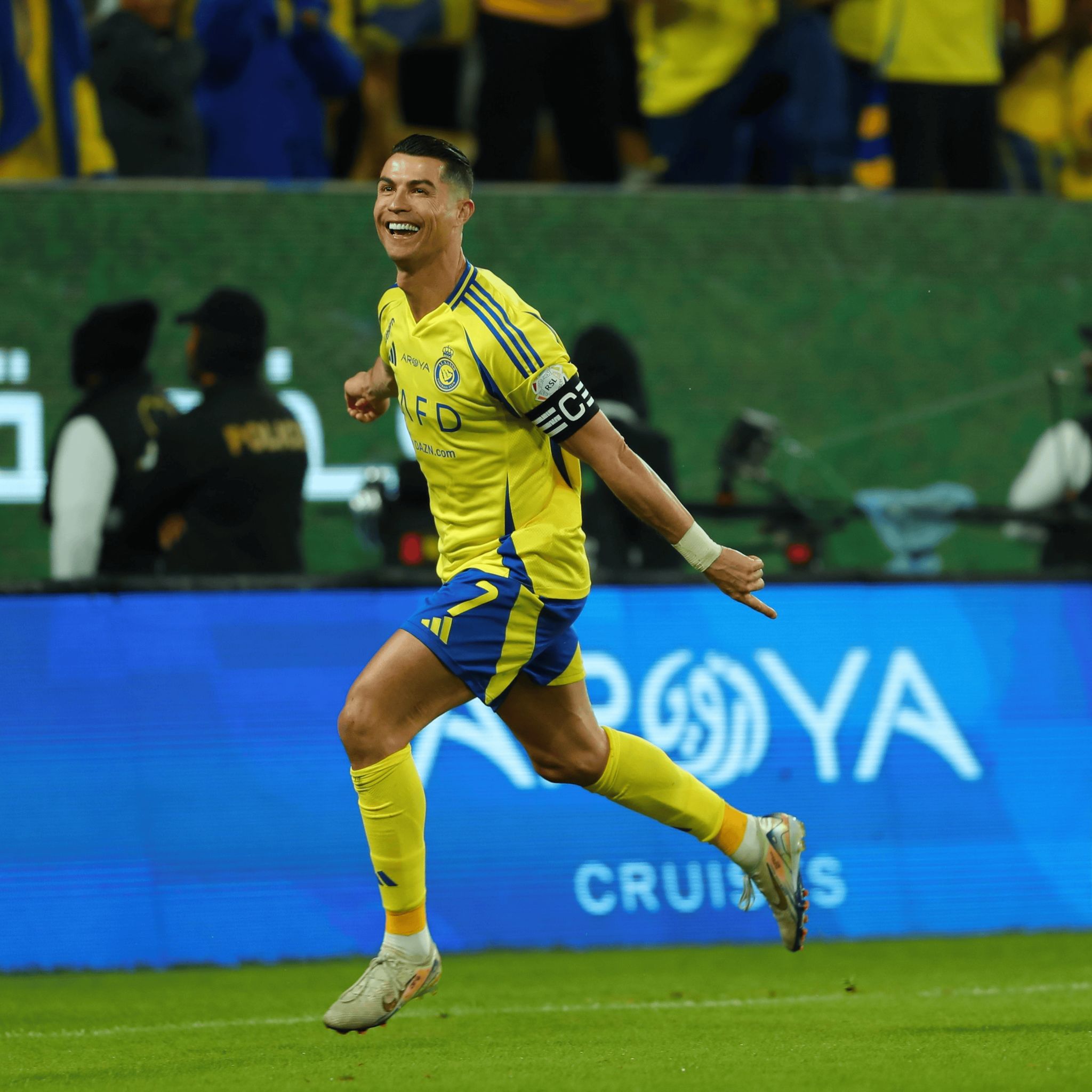 九游体育客户端C罗重返赛场，重返赛场首场状态出色，瑞士队观众沸腾！