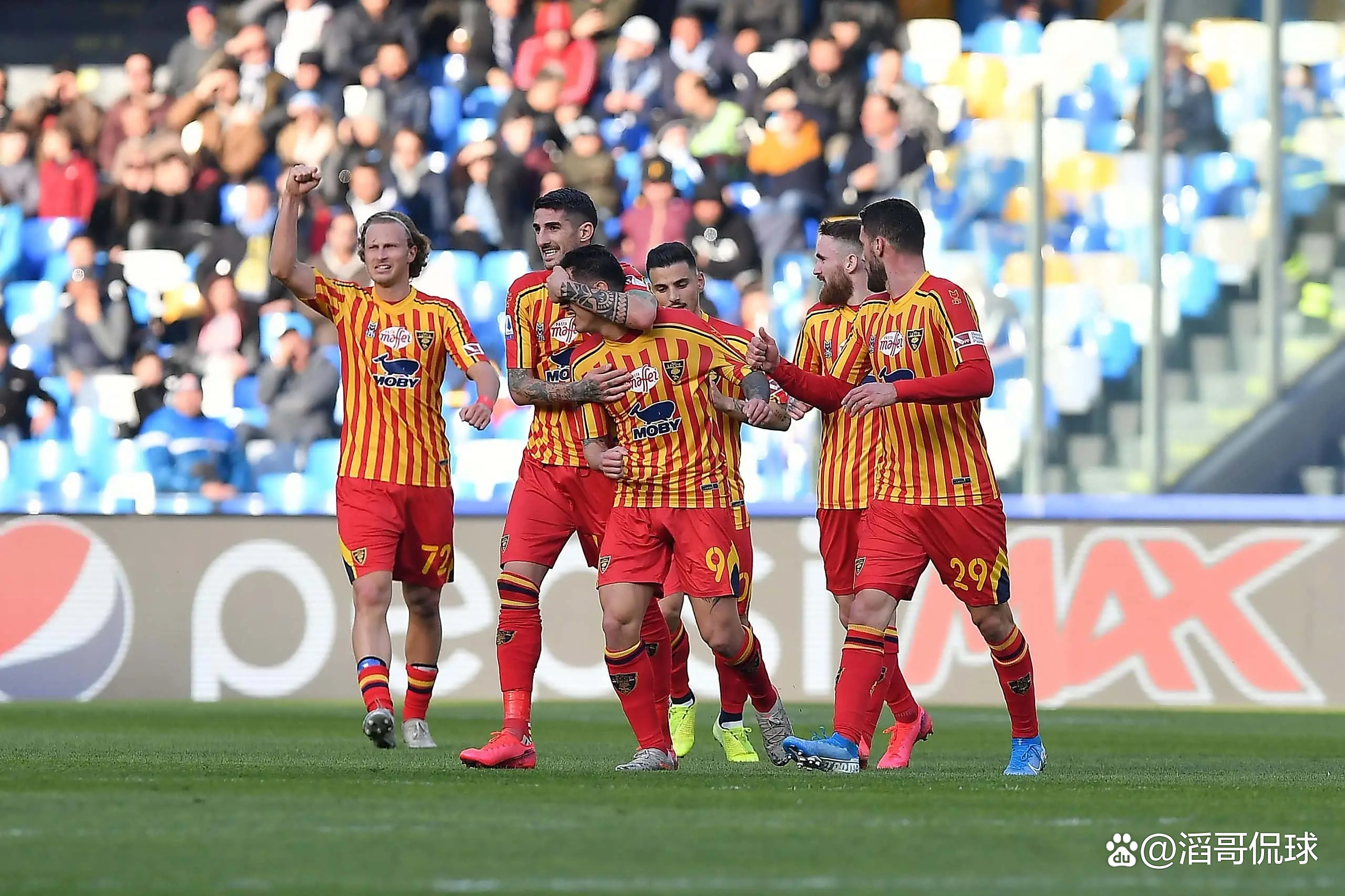 包含足总杯赛程吃紧，斯图加特冲刺阶段更衣室发声，悬念犹存，更衣室氛围转暖的词条